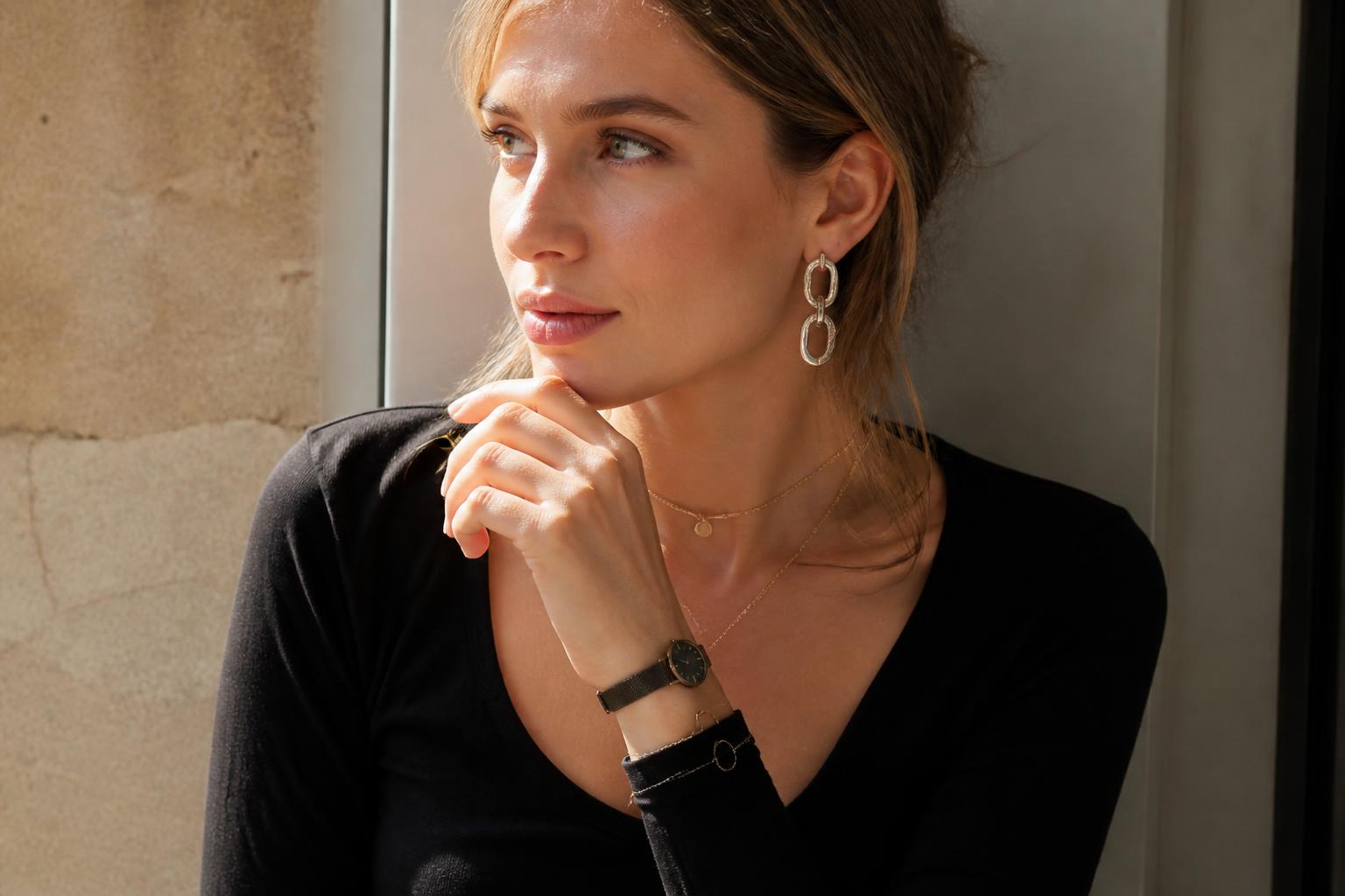 découvrez comment accessoiriser une tenue noire avec les bijoux parfaits pour sublimer votre look et apporter une touche d'élégance et de style.