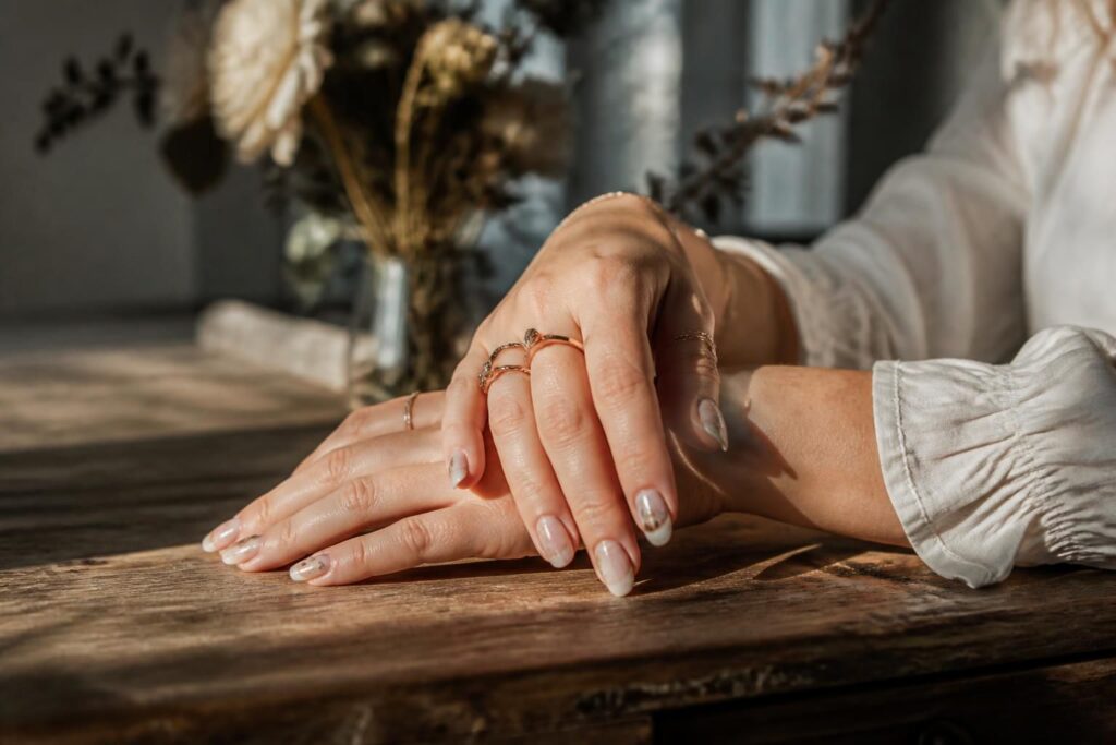 découvrez des idées créatives et inspirantes pour sublimer vos ongles avec des bijoux élégants et tendance. transformez votre manucure en œuvre d'art unique !