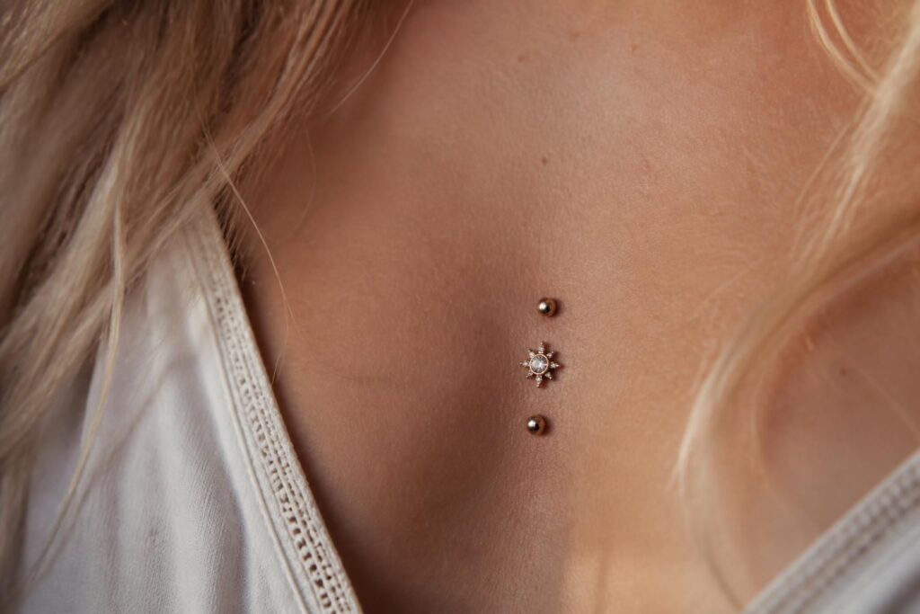 découvrez les bijoux piercing sternum tendance qui attirent tous les regards cette saison. style unique et élégance assurée pour sublimer votre allure.