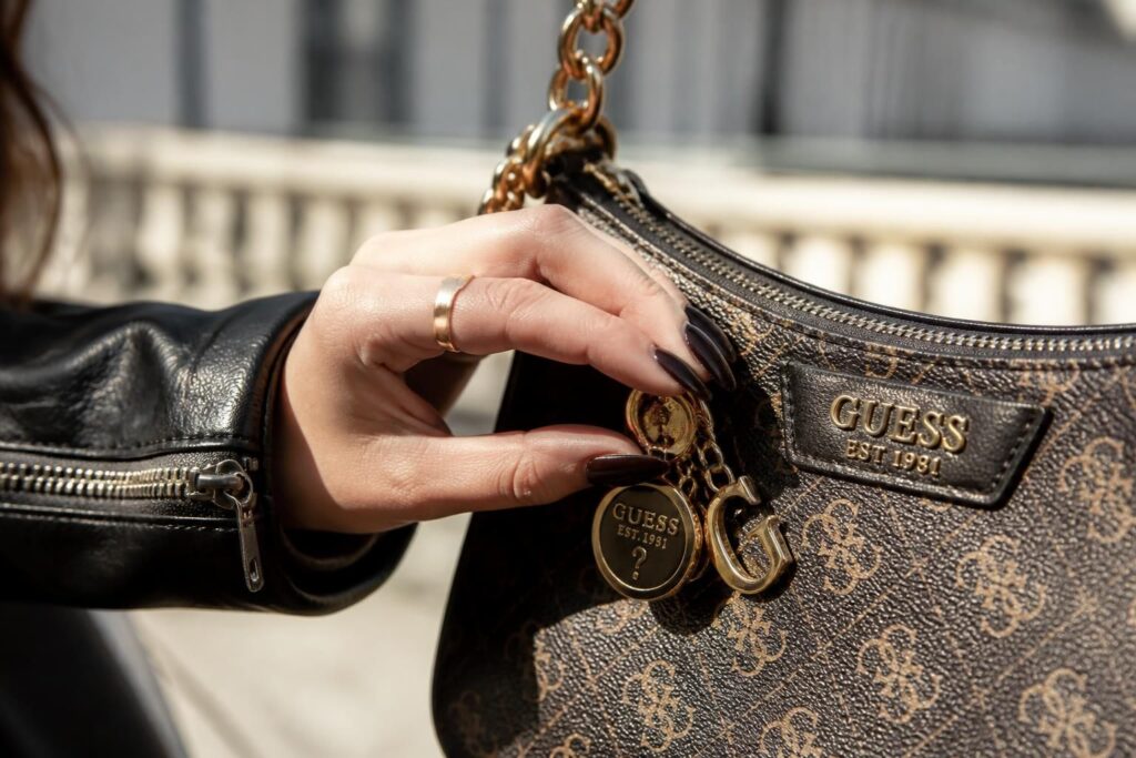 découvrez pourquoi les bijoux de sacs guess sont devenus un incontournable de la mode, alliant élégance, tendance et qualité pour sublimer tous vos looks.