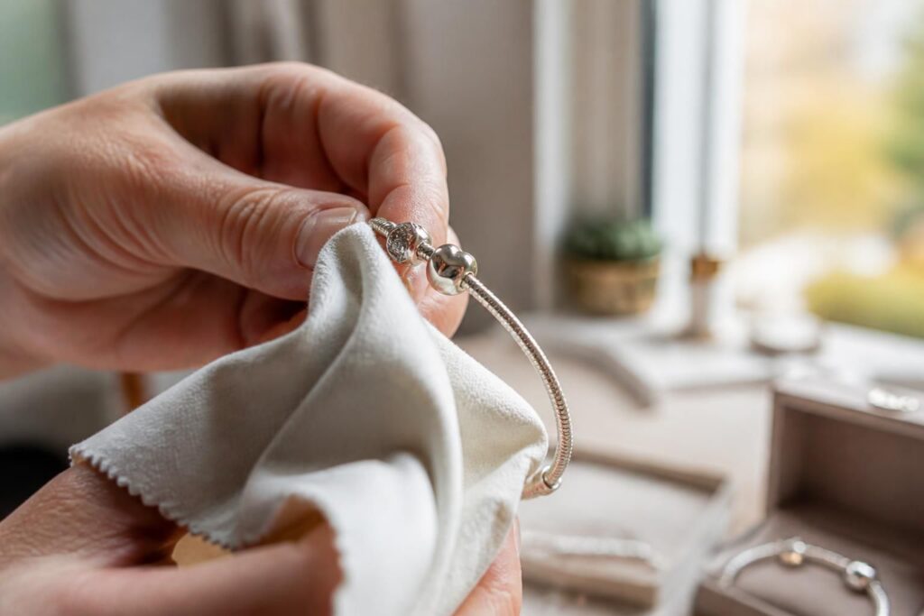 découvrez nos conseils pratiques pour entretenir vos bijoux rhodiés et préserver leur éclat brillant au fil du temps.