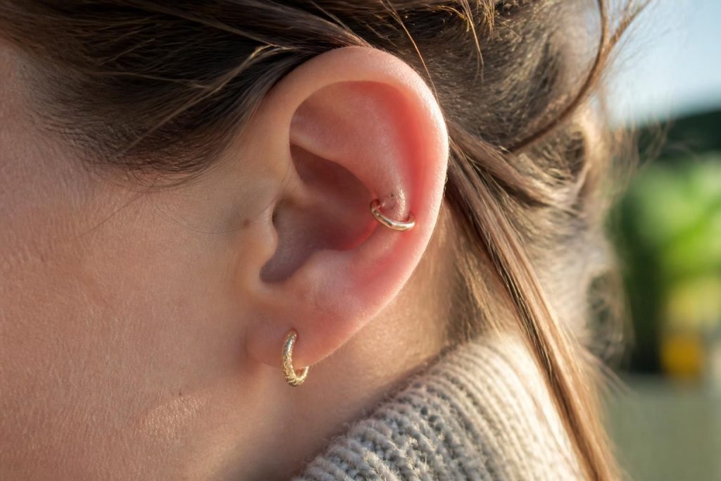 découvrez nos conseils pratiques pour l'entretien des piercings anti-helix et le soin de vos bijoux, afin de préserver leur beauté et éviter les infections.