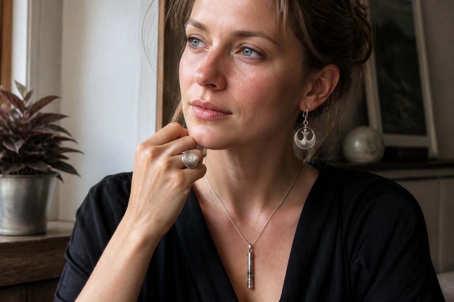découvrez notre collection de bijoux star wars pour femme alliant élégance et passion pour l'univers galactique. sublimez votre style avec des créations uniques inspirées de la saga.
